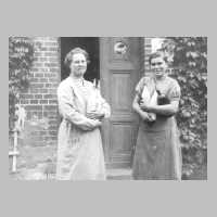 067-0017 Martha Brack (links) mit ihrer Tochter Edith 1934 vor der Tuer des Forsthauses mit der naechsten Elchmalzeit.jpg